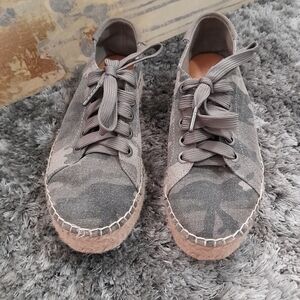 Laces camo army green flats